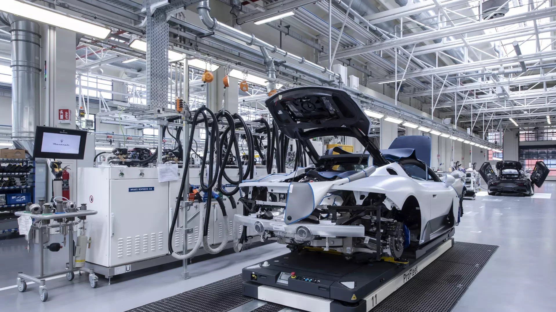 The established ProFlet AGV navigates the car bodies safely through final assembly